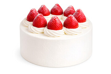 白背景に孤立した日本風いちごショートケーキの全体像で、なめらかな生クリームに包まれ、艶やかで美しい丸ごとの苺が上に整然と飾られた上品でクラシックな洋菓子デザート