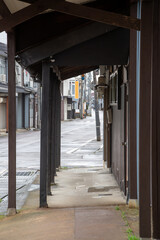 日本の雪除けがある古い町