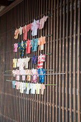 格子戸に飾られた着物のミニチュア
