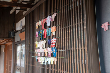 格子戸に飾られた着物のミニチュア
