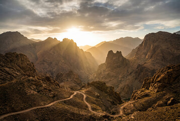Amanecer en las monta&ntilde;as del Atlas con camino serpenteante
