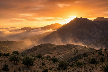 Amanecer dorado sobre las monta&ntilde;as del Atlas con nubes bajas