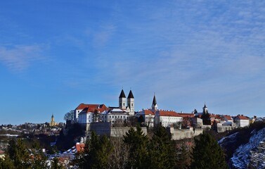 Blick an Veszpr&eacute;m Kathedrale und Altstadt vom Viadukt im Winter