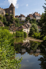 Fototapeta premium maisons anciennes se reflétant dans la rivière l'Armançon à Semur-en-Auxois en Bourgogne