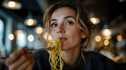 Jeune femme d&eacute;gustant des p&acirc;tes dans un restaurant chaleureux