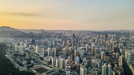 Obraz premium Lanzhou Golden Hour Urban Skyline with Mountain Backdrop