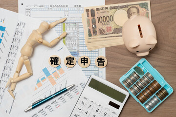 確定申告で苦労するデッサン人形のイメージ