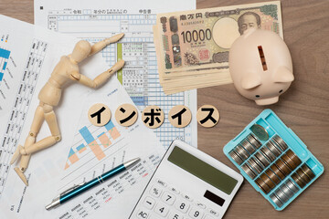 確定申告とインボイスで疲れたデッサン人形のイメージ