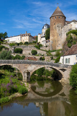 Obraz premium vieux pont en pierre sur l'Armançon appelé pont Pinard sous les fortifications médiévales de la ville de Semur-en-Auxois en Bourgogne