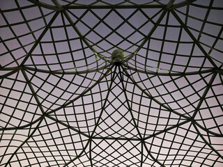 Obraz premium Abstract geometric rope web structure against sky