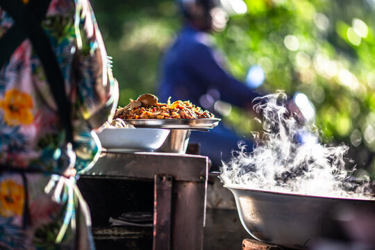 The backdrop of cooking smoke, illuminated by the beautiful morning sunlight, evokes the aroma of spices from the charcoal stove, and the delicious taste of kway chap, a favorite in tourist areas.