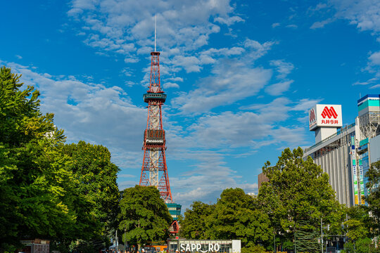 北海道　青空と札幌のさっぽろテレビ塔　大通公園