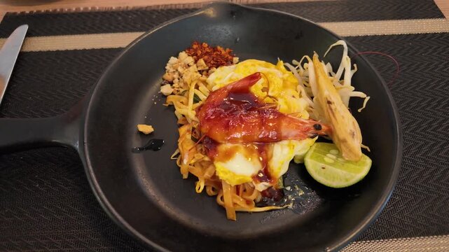 Camera video of Thai pad thai noodles with shrimp and egg