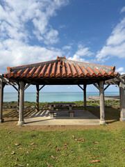 沖縄の建物と空