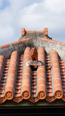 屋根に座るシーサー