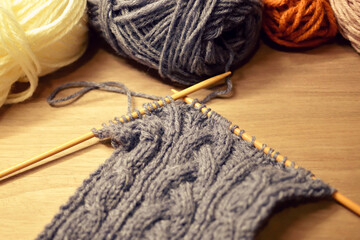 棒針で編み途中のケーブル編みの写真　編み物　毛糸　アラン模様　趣味