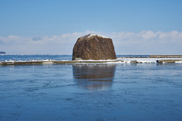 北海道　船上から見た帽子岩とオホーツク海の流氷