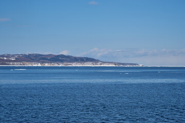 北海道　船上から見たオホーツク海の流氷と能取岬