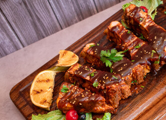 Costillas de cerdo en una mesa listas para comer