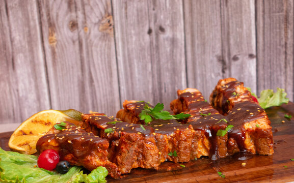Deliciosas costillas de cerdo a la bbq con cilantro  