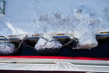 北海道　雪の船着き場からの離岸