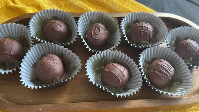 bombons de chocolate com fruta dentro 