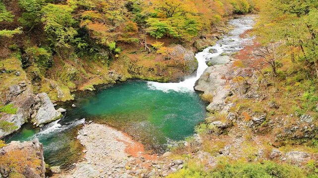 栃木県那須塩原市　秋の紅葉に染まる塩原温泉に流れる箒川と布滝