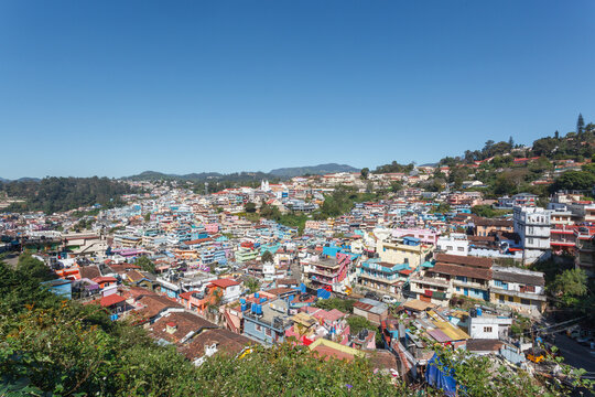Coonoor,  Aufsicht auf die Stadt mit bunten H&auml;usern, Landschaftsaufnahme