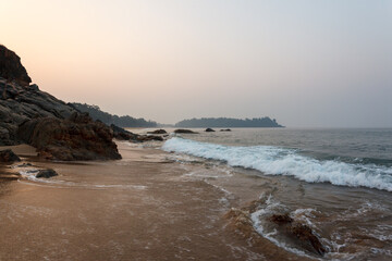 Goa, Palolem, Westküste, Südindien,  Sonnenaufgang, Arabische See, Strand, Meer, Wellen, Fels,...