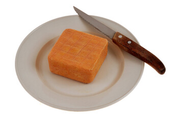 Maroilles dans une assiette avec un couteau en gros plan isol&eacute; sur fond blanc