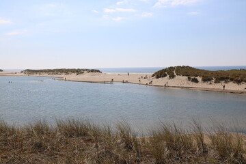 Gesch&uuml;tzte Lagune in den D&uuml;nen mit Strand an der Nordsee in Camperduin in Holland