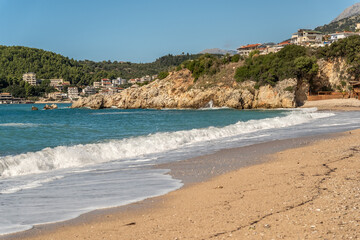 Breiter Strand mit sanften Wellen und mediterraner K&uuml;ste, Himar&euml;, Kreis Vlora, Albanien