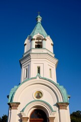 Obraz premium HAKODATE, JAPAN – JULY 24, 2025: The bell tower of the historic Hakodate Orthodox Church, featuring its signature turquoise roofs and Russian architecture in the Motomachi district of Hokkaido.