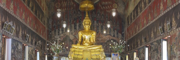 Golden Buddha statue with Bhumispara mudra, Buddha Gautama at the moment of enlightenment, ordination or main room with elaborate wall paintings (Ayutthaya or Thonburi style), Wat Suwannaram Ratchaworawihan (often abbreviated Wat Suwannaram or Wat Suwan), on the west side of Chao Phraya (Khlong Bangkok Noi) in Bangalore Kok-Noi, Bangkok, Tailandia