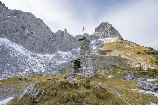 Lamsenjoch Chapel, memorial for mountaineers who died in an accident, in autumn, rocky summit of the Lamsenspitze, Karwendel, Tyrol, Austria