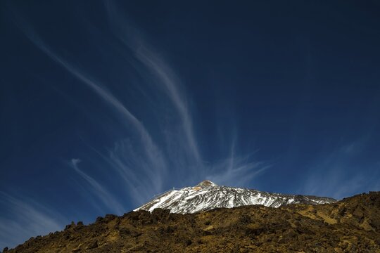 Feather clouds, Pico del Teide, 3718m, Parque Nacional de las Ca&ntilde;adas del Teide, Teide National Park, UNESCO World Heritage Site, Tenerife, Canary Islands, Spain