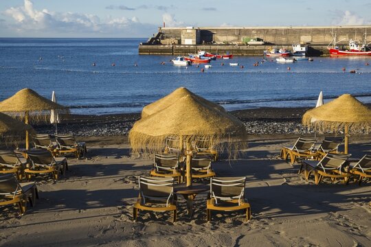 Beach, parasols and sunbeds, Playa San Juan, Playa de San Juan, Province of Santa Cruz de Tenerife, West Coast, Tenerife, Canary Islands, Spain