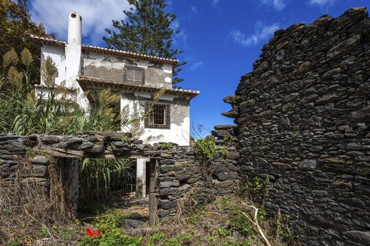 Lost Places, old factory building, Antigua f&aacute;brica de Ron de cala, Porto da Cruz, Madeira, Portugal