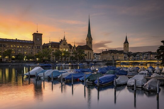Fraum&uuml;nster Town Hall and St. Peter's Church at dusk, boats on the river Limmat, Old Town of Zurich, Canton Zurich, Switzerland