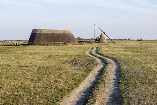 Puszta with draw well and stables, Dunapataj, Hungary