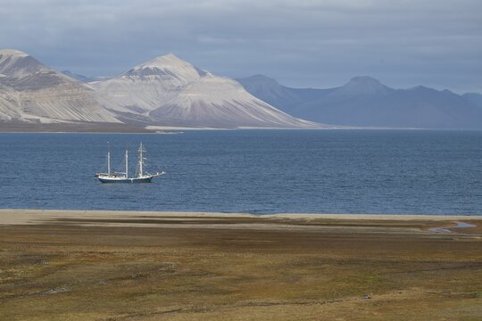 Barkentine Antigua, Mountains and Tundra, Kapp Wijk, Spitsbergen, Svalbard, Norway