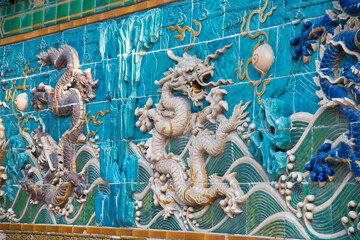 Obraz premium Dragons on Glazed Ceramic Wall, Beihai, China - Traditional Asian Architecture