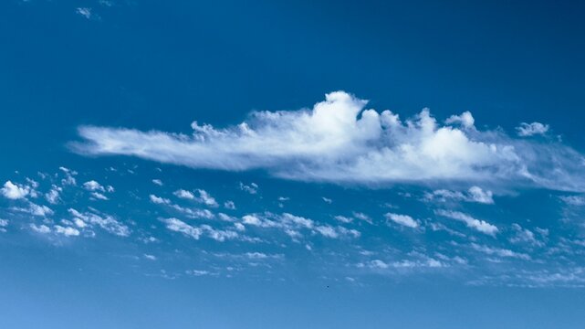 cielo azul con nubes blancas, cielo, nubes, atmosfera 