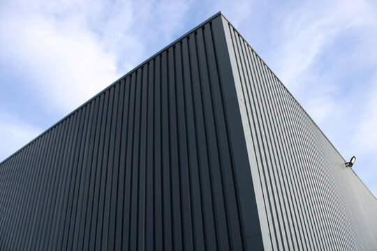 B&acirc;timent en bardage noir gris anthracite, lame verticale