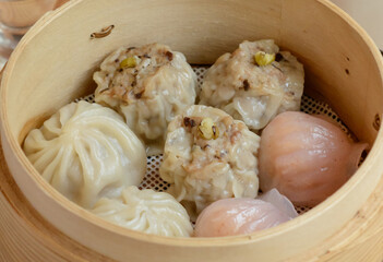 せいろの中に並ぶ小籠包と焼売のクローズアップ