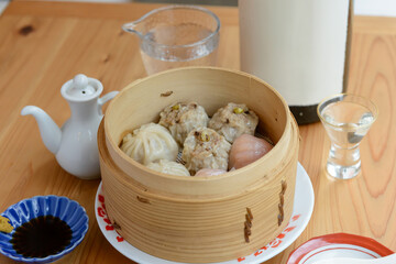 せいろに盛られた小籠包と焼売の点心盛り合わせ