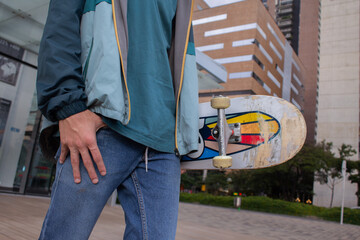 Close young man carrying his skateboard in the city © Victor