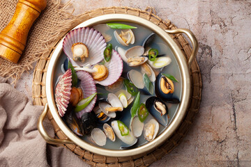 홍합과의 조개. 껍데기의 길이는 13cm, 높이는 6cm 정도이고 쐐기 모양이다
A clam of the mussel family. The shell is about 13 cm long and 6 cm high, and is wedge-shaped.

