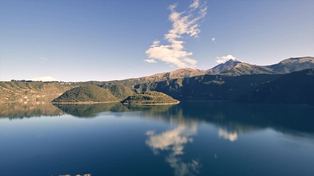 Vue panoramique de la lagune du volcan Cuicocha sous le ciel bleu dans la r&eacute;gion du Cotacachi en Equateur