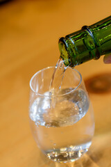 グラスに注がれる日本酒